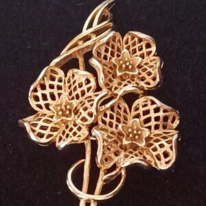 VINTAGE LISNER 3-FLOWER GOLD BROOCH